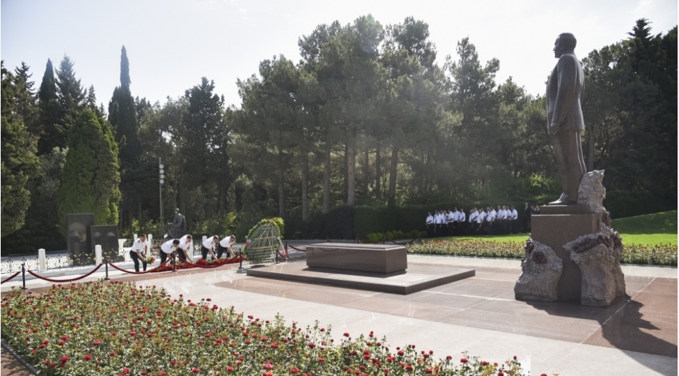 azal-kollektivi-fexri-xiyabani-ziyaret-edib