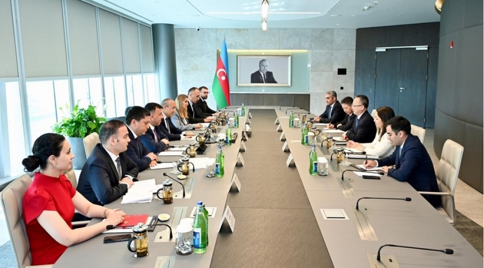 kichik-ve-orta-biznesin-maliyyeye-chixishinin-artirilmasi-muzakire-edilib