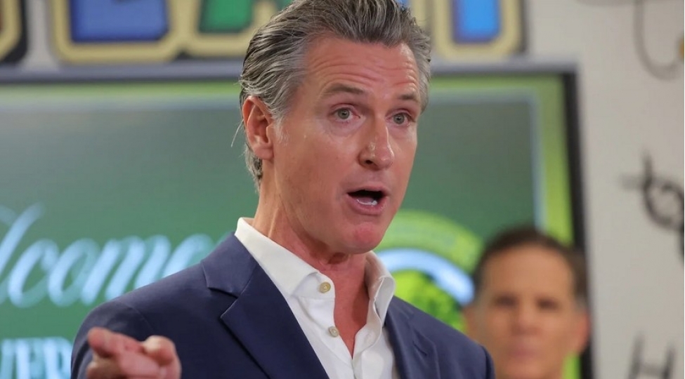 kaliforniya-qubernatoru-trampi-pentaqonu-ve-mudafie-nazirini-mehkemeye-verib