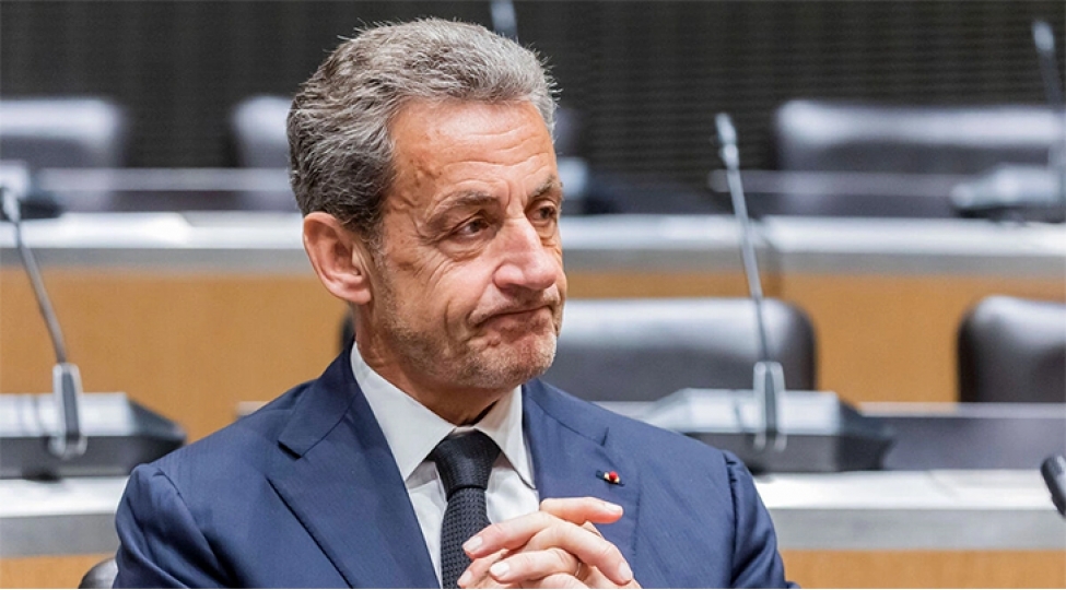 sarkozi-fexri-legion-ordeninden-mehrum-edildi