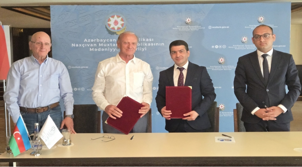 momine-xatun-turbesinin-berpa-ve-konservasiyasinin-aparilmasi-uchun-muqavile-imzalanib