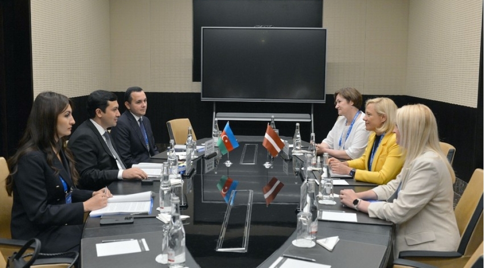 azerbaycan-latviya-ile-vergi-sahesinde-ikiterefli-emekdashligi-muzakire-edib
