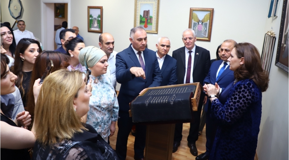 bakida-taninmish-ressam-tunzale-memmedzadenin-ferdi-sergisi-achilib