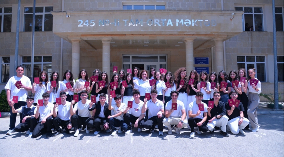 paytaxt-uzre-2-213-nefer-mektebi-ferqlenme-attestati-ile-bitirib