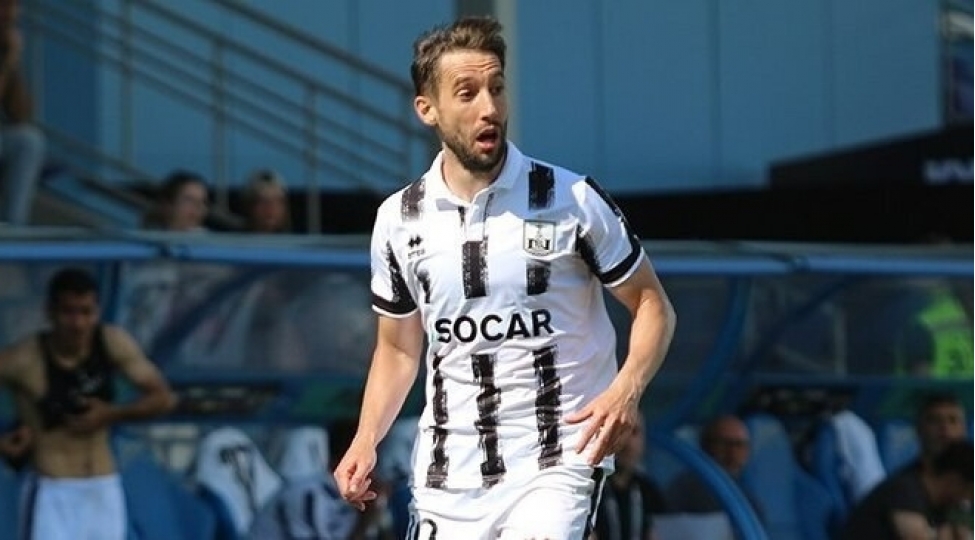 neftchi-filip-ozobichle-yollarini-ayirib