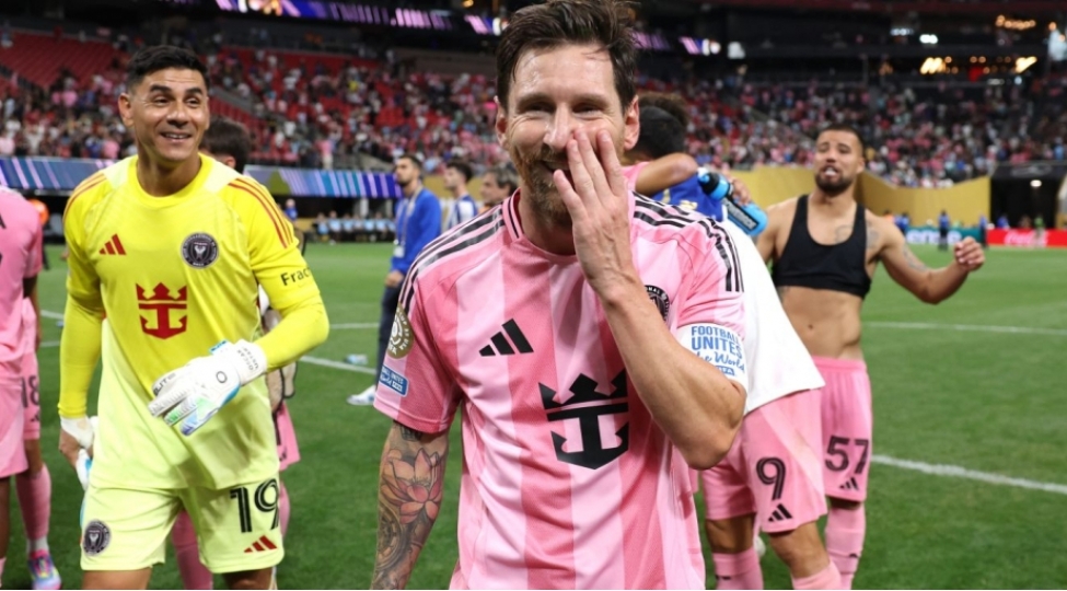 messi-unikal-gostericiye-imza-atib