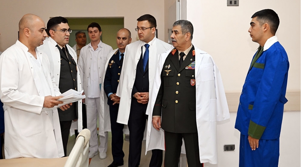 silahli-quvveler-gununde-mudafie-nazirliyinin-rehberliyi-hospitali-ziyaret-edib