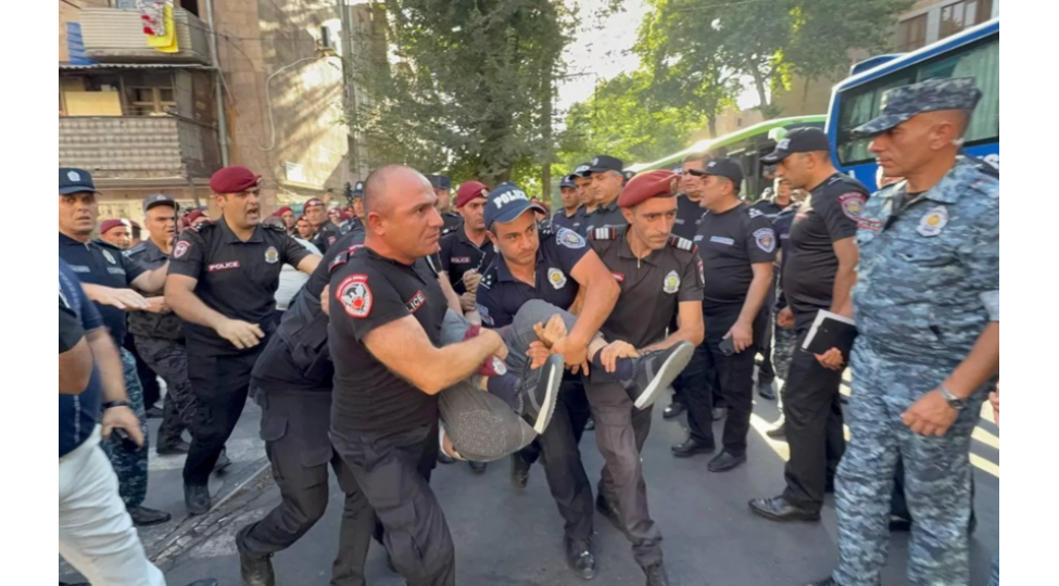 ermenistandaki-veziyyetin-achiqlamasi-itin-dishi-donuzun-derisi