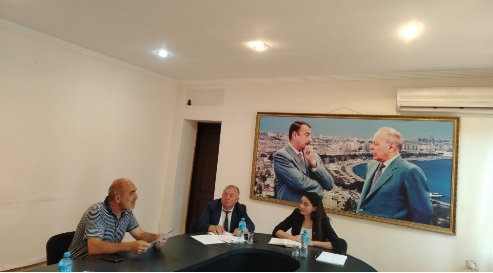 sebine-xasayeva-bir-qrupvetendashi-qebul-edib
