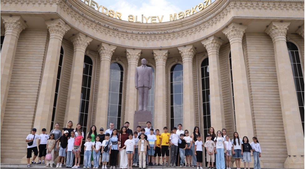 yay-mektebinin-ishtirakchilari-ulu-onderin-abidesini-ziyaret-edibler