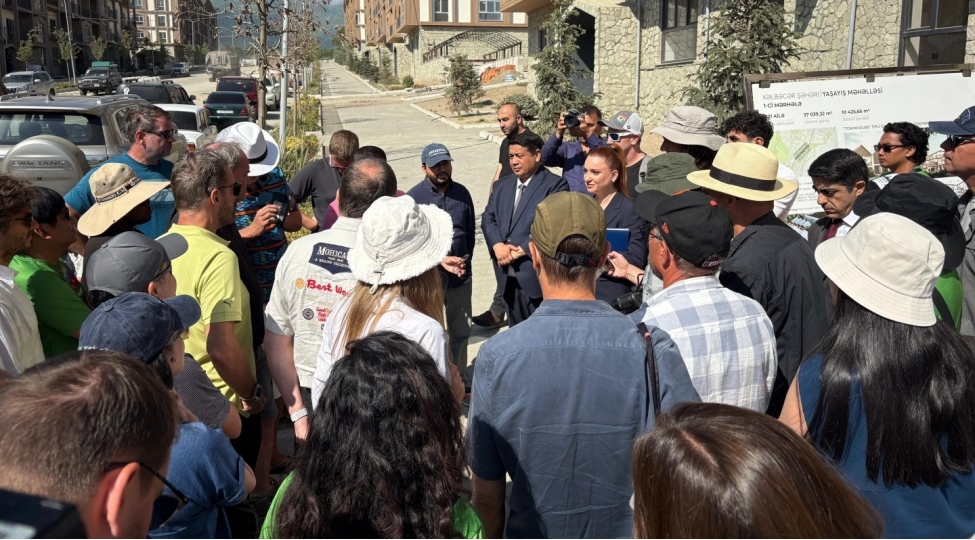 beynelxalq-seyyahlar-kelbecerde-olublar