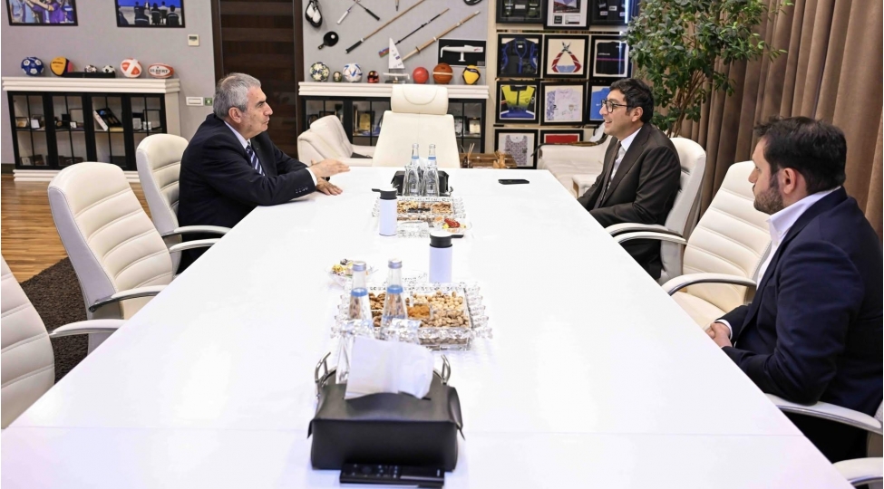 ferid-qayibov-beynelxalq-oxatma-federasiyasinin-prezidenti-ile-gorushub