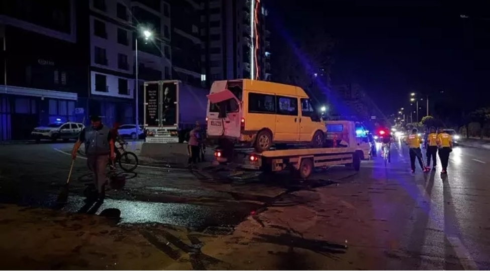 turkiyede-minik-mashini-ile-mikroavtobus-toqqushub-9-yarali-var