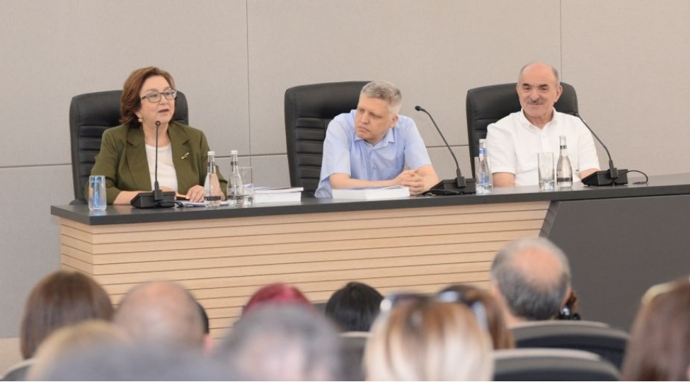 tehsilde-tendensiya-ve-problemler-achiq-muzakirede