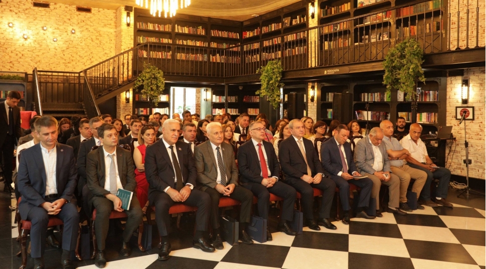 ictimaiyyetle-elaqelerin-esaslari-ders-vesaitinin-teqdimati-kechirilib-foto