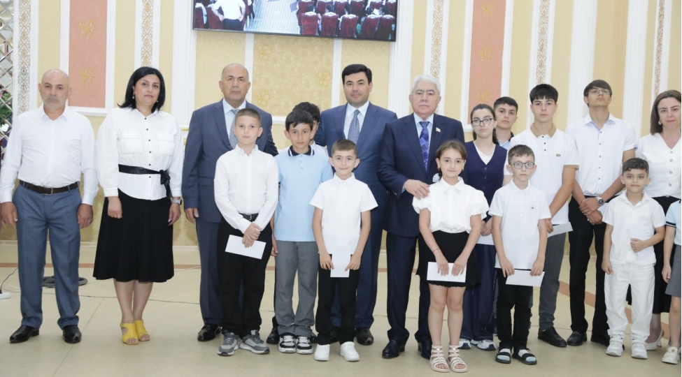 milli-meclisin-deputati-agalar-veliyev-xachmaz-rayonunda-qabaqcil-muellimleri-ve-elachi-shagirdleri-mukafatlandirib-foto