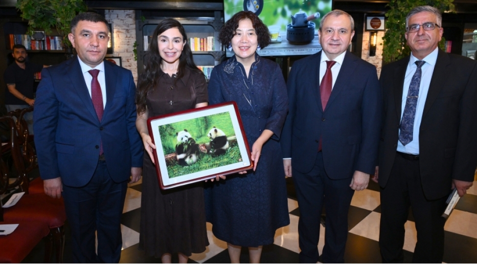 leyla-eliyeva-baki-kitab-merkezinde-tanimadigimiz-konfutsi-adli-gecede-ishtirak-edib-foto