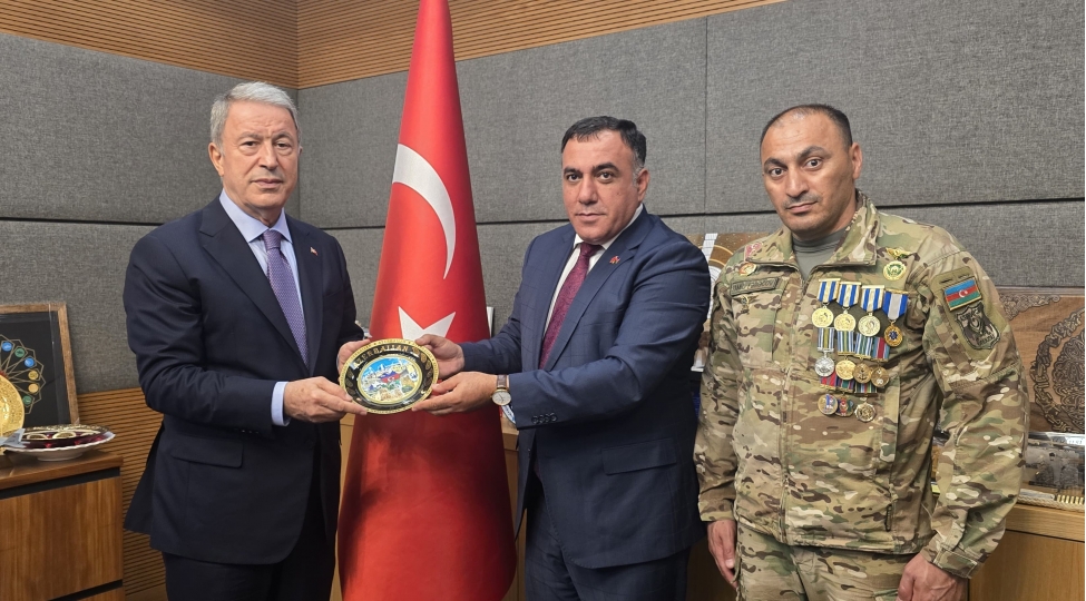 hulusi-akar-azerbaycan-silahli-quvveleri-ile-fexr-etdiyini-bildirdi-emin-hesenli