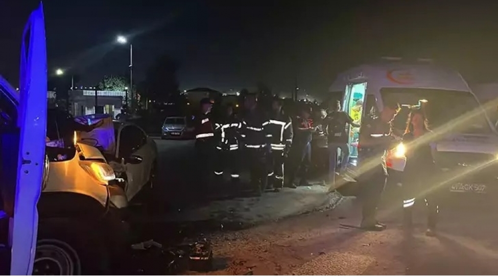 mikroavtobus-minik-mashini-ile-toqqushub-turkiyede