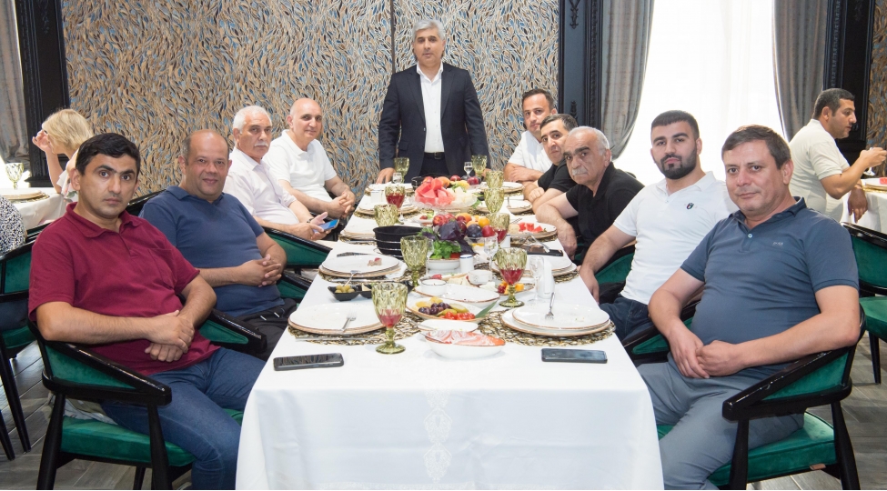 adsea-jurnalistlerle-gorush-teshkil-edib