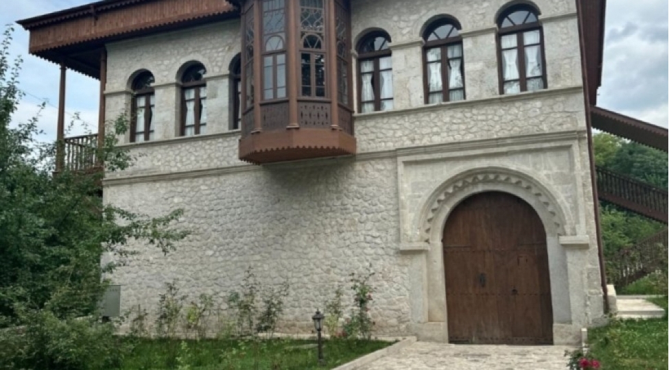 shusha-qazaxistanli-jurnalistin-gozu-ile