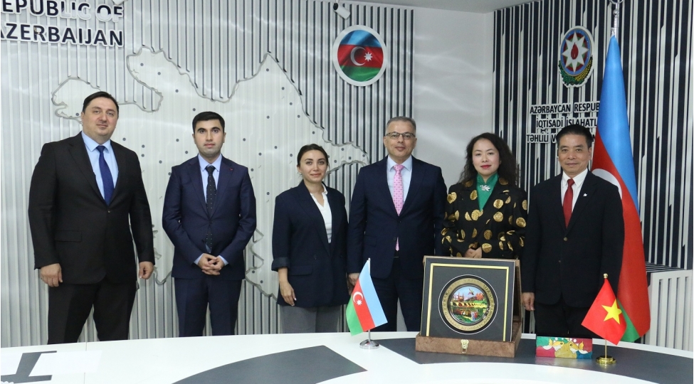vusal-qasimli-vyetnamin-siyasi-idareetme-ve-inkishaf-strateji-institutunun-numayendelerini-qebul-edib-foto