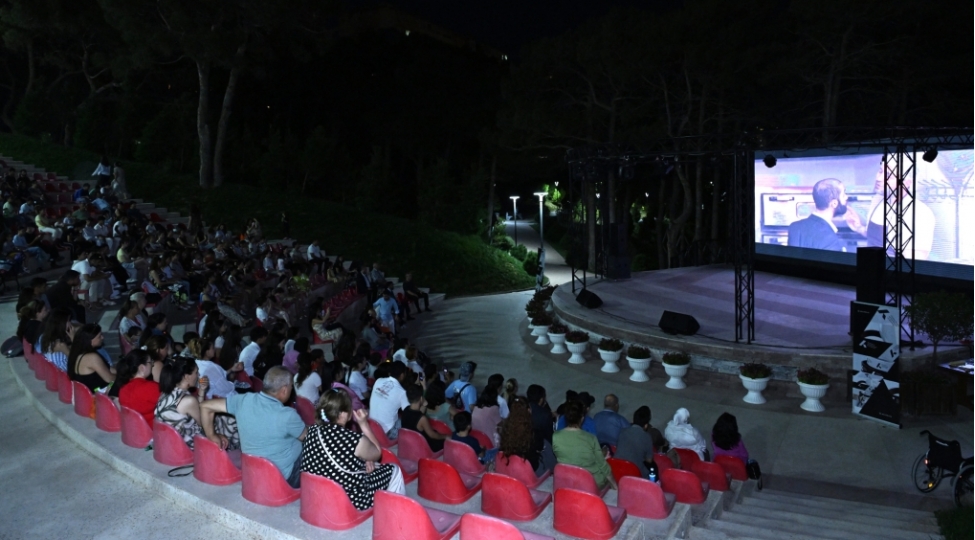 heyder-eliyev-adina-parkin-amfiteatrinda-elvida-shmitd-filmi-numayish-etdirilib
