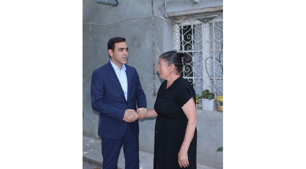 milli-meclisin-deputati-anar-memmedov-veten-muharibesi-shehidinin-ailesinin-qaygilari-ile-maraqlanib