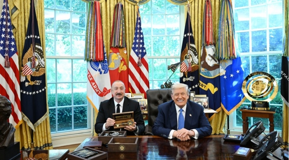 donald-tramp-ag-evin-remzi-acharini-prezident-ilham-eliyeve-teqdim-edib
