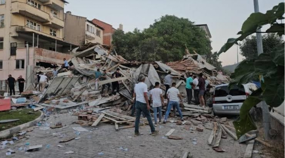 balikesirde-zelzele-neticesinde-bir-bina-dagilib