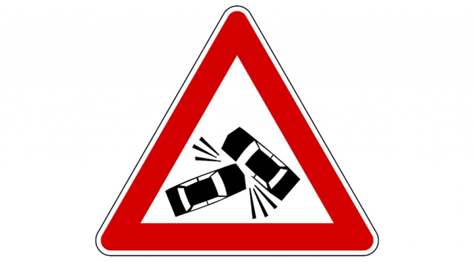 sumqayitda-avtomobil-ishiq-direyine-chirpilaraq-ashib