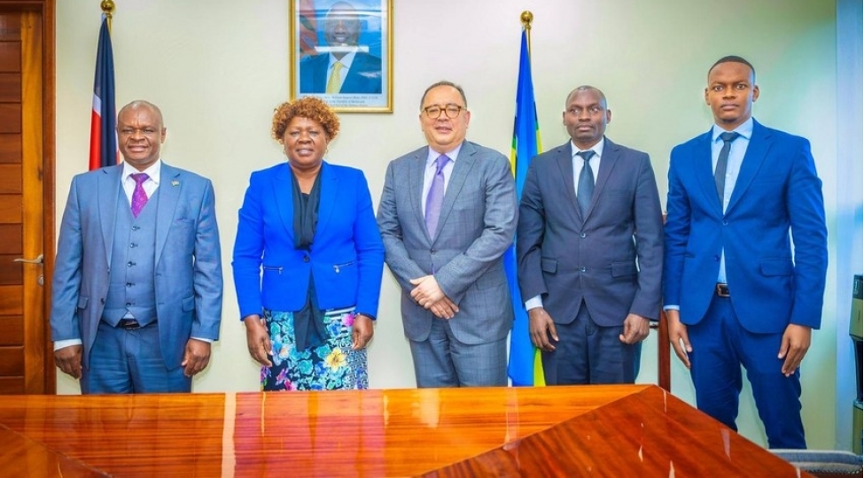 azerbaycanin-keniyadaki-sefiri-bu-olkenin-menzil-ve-shehersalma-naziri-ile-emekdashliq-perspektivlerini-muzakire-edib