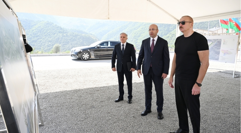 prezident-ilham-eliyev-kelbecer-sheher-parkinin-temelini-qoyub-yenilenibfoto