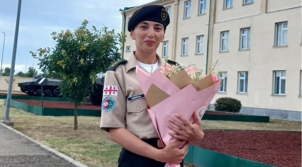 gurcustan-milli-mudafie-quvvelerinde-ilk-defe-azerbaycanli-qadin-leytenant-rutbesi-alib