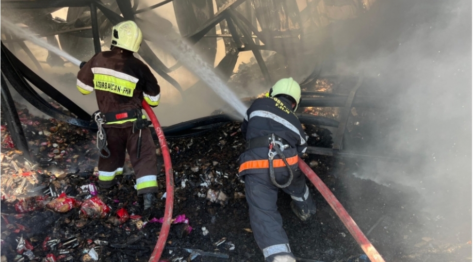 sederek-ticaret-merkezinde-yangin-zamani-4-nefer-tustuden-zeherlenib