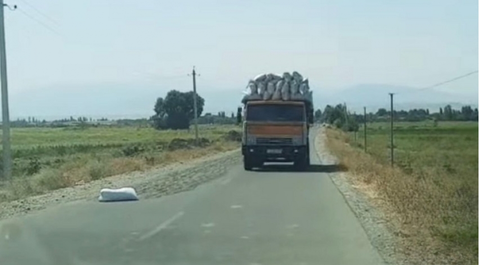 terterde-avtomobil-yolunda-hereketi-mehdudlashdiran-shexs-mesuliyyete-celb-edilib