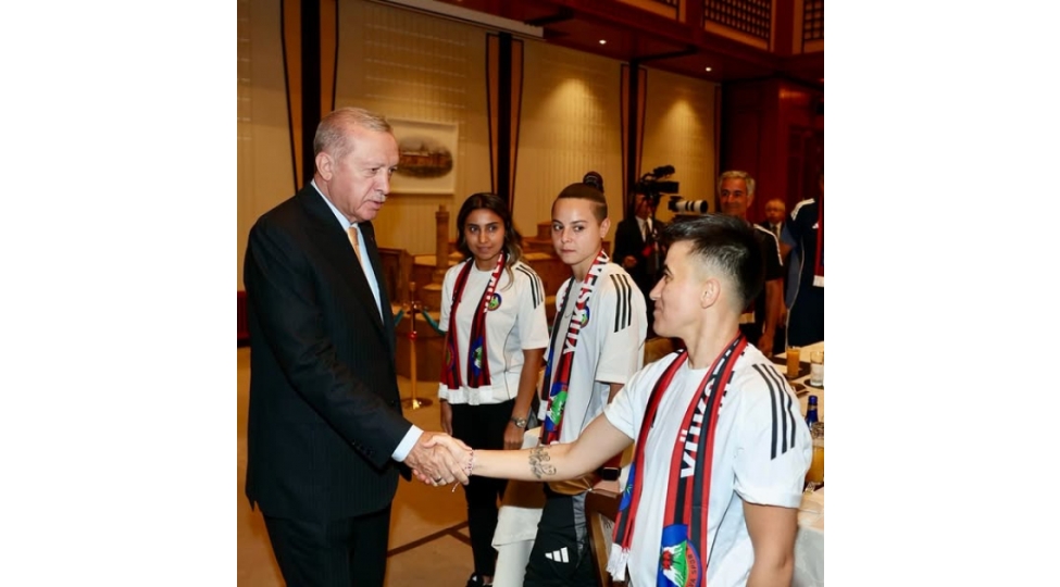 erdogan-azerbaycan-millisinin-futbolchulari-ile-gorushub
