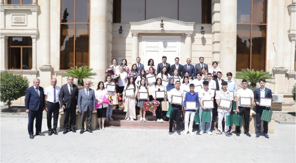 on-doqquz-xachmazli-mezun-600-den-chox-bal-toplayib