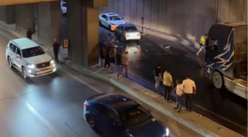 bakida-zencirvari-qeza-iki-kamaz-ve-dord-minik-mashini-toqqushub