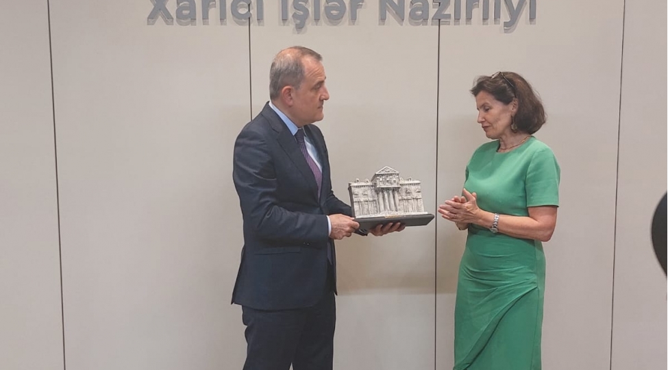 fransanin-bakidaki-kechmish-sefiri-azerbaycani-terk-edib