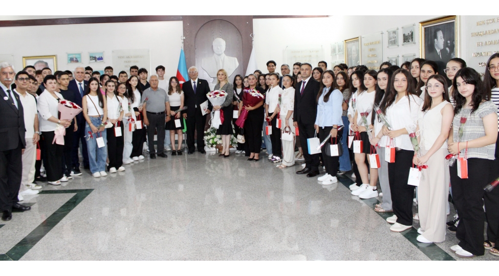 nizami-rayonunda-ali-mekteblere-qebul-imtahanlarinda-yuksek-bal-toplayan-genclerle-gorush-kechirilib-foto