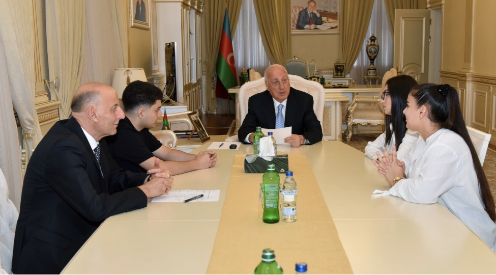 zakir-ferecov-universitete-qebul-olan-shehid-ovladlari-ile-gorushub