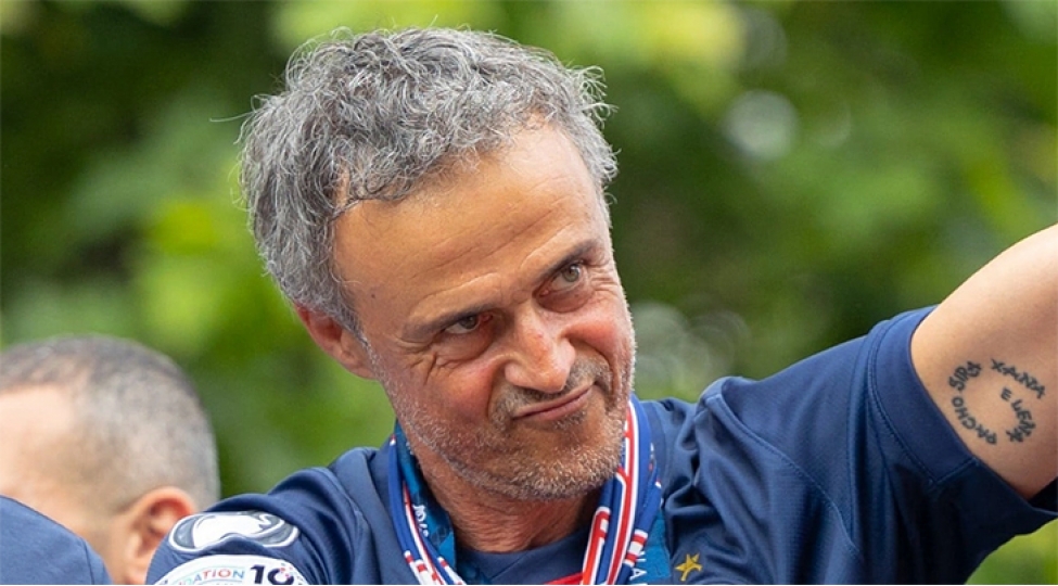 luis-enrike-velosipedden-yixilaraq-korpucuk-sumuyunu-sindirdi