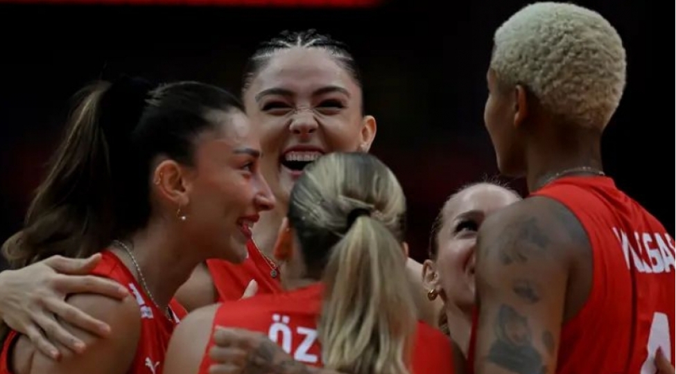 turkiyenin-voleybol-millisi-dunya-chempionatini-gumush-medalla-basha-vurub