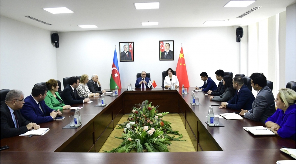 chine-sefer-edecek-yap-numayende-heyeti-ile-gorush-kechirilib