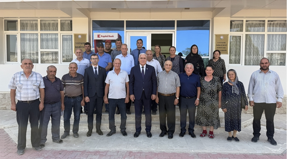 milli-meclisin-deputati-vuqar-rehimzade-culfada-sechicileri-ile-novbeti-gorushunu-kechirib-foto-6
