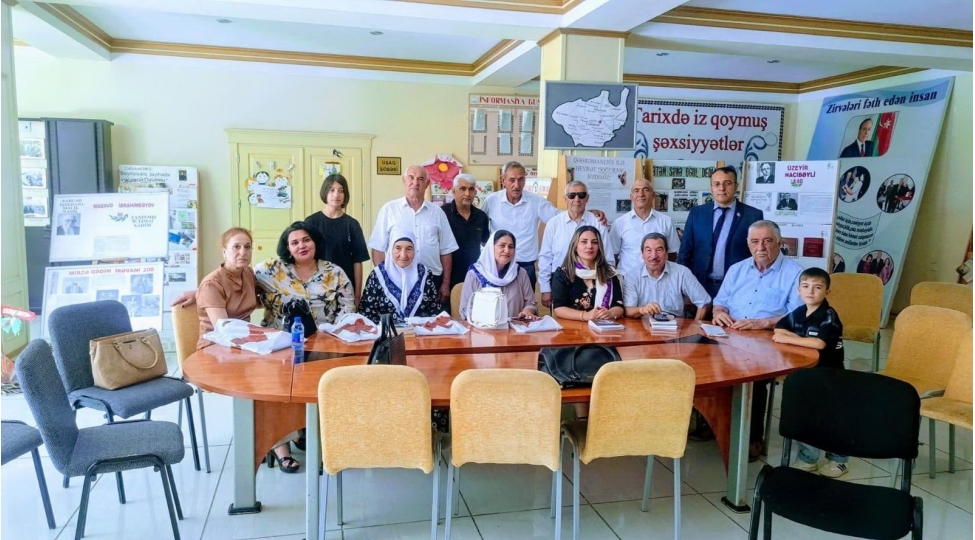 qelem-tutan-ince-eller