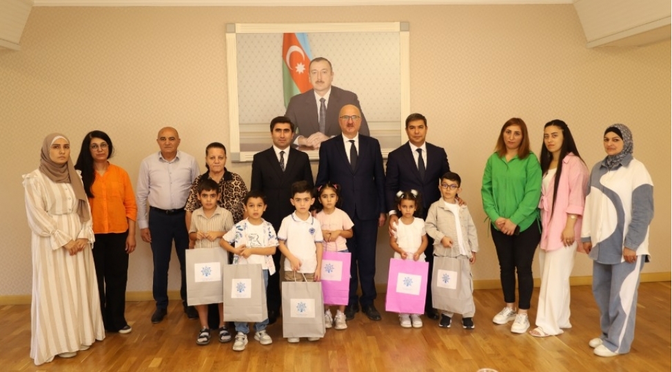 gencede-shehid-ovladlarina-mekteb-levazimatlari-teqdim-olunub