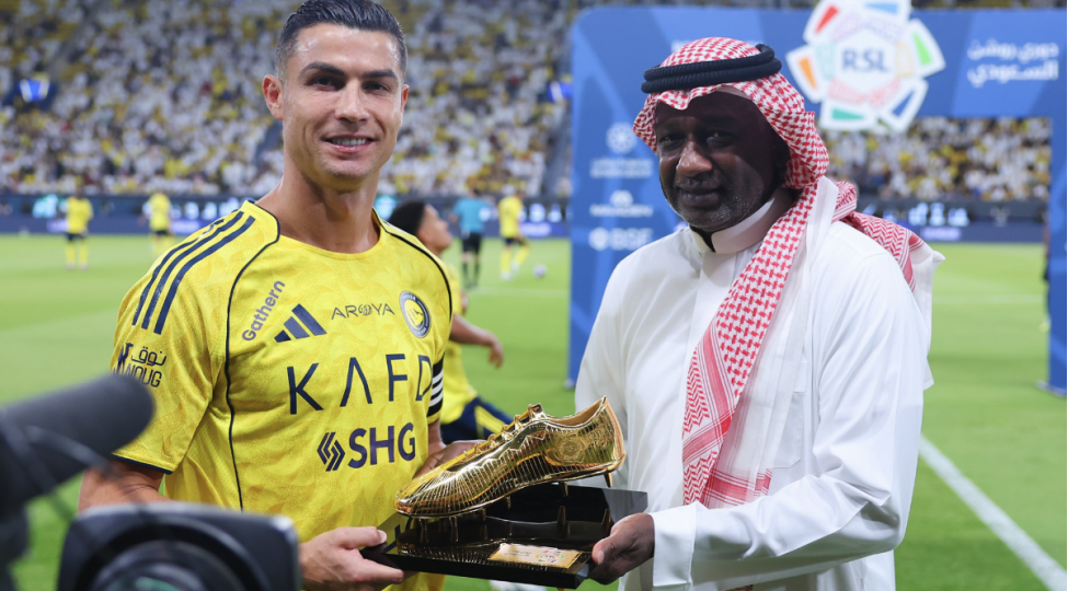 ronaldoya-qizil-buts-teqdim-olunub