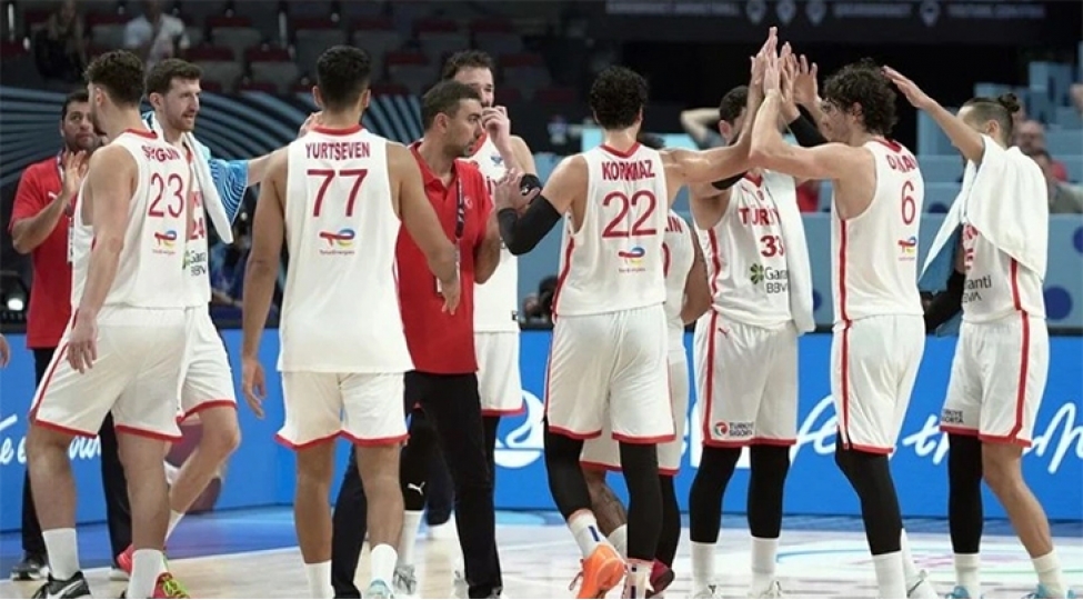 turkiyenin-basketbol-millisi-avropa-chempionatinin-gumush-medalini-qazanib